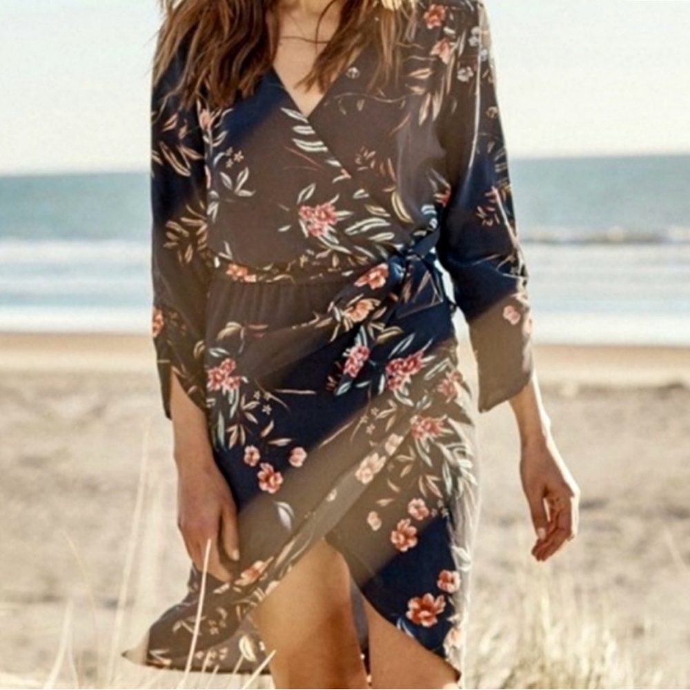 Amour Vert Lisette Navy Floral 100%
Silk Wrap Long Sleeve Dress M